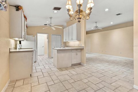 House in Tavares, Florida 3 bedrooms, 154.4 sq.m. № 2391536 - photo 8