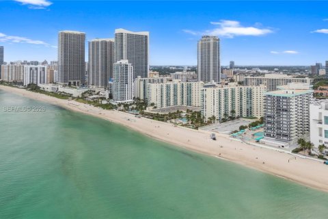 Copropriété à vendre à Hollywood, Floride: 2 chambres, 116.13 m2 № 2178777 - photo 2