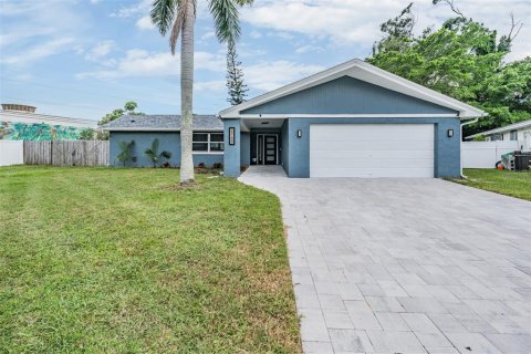 House in Clearwater, Florida 3 bedrooms, 152.55 sq.m. № 1843914 - photo 1