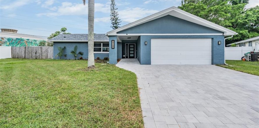 House in Clearwater, Florida 3 bedrooms, 152.55 sq.m. № 1843914