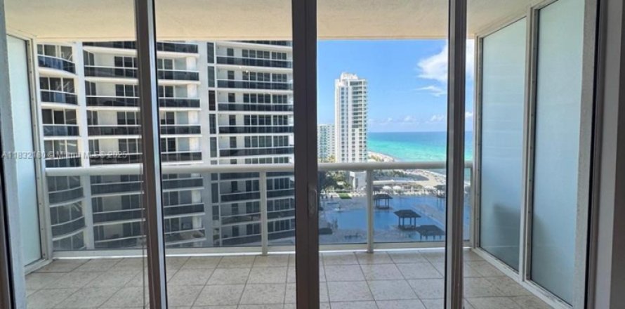 Condo in Hallandale Beach, Florida, 1 bedroom № 1809243