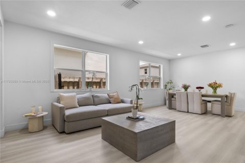 House in Homestead, Florida 5 bedrooms, 269.88 sq.m. № 1777582 - photo 3