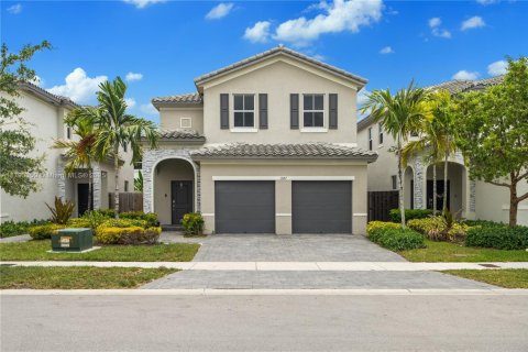 House in Homestead, Florida 5 bedrooms, 269.88 sq.m. № 1777582 - photo 1