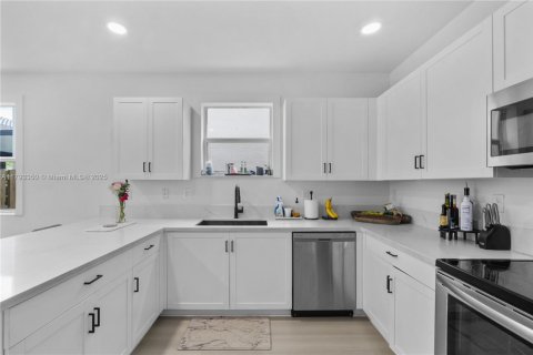 House in Homestead, Florida 5 bedrooms, 269.88 sq.m. № 1777582 - photo 10