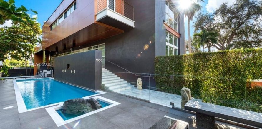 House in Miami, Florida 7 bedrooms, 519.14 sq.m. № 2183146