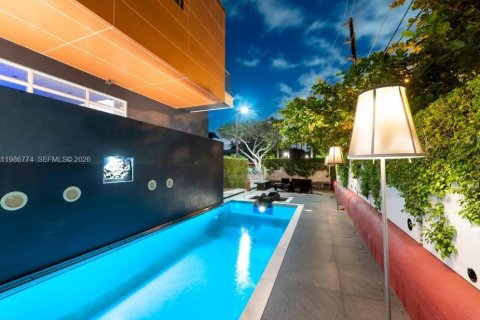 House in Miami, Florida 7 bedrooms, 519.14 sq.m. № 2183146 - photo 3