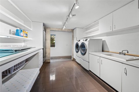 House in Miami, Florida 7 bedrooms, 519.14 sq.m. № 2183146 - photo 15
