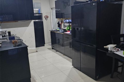 Villa ou maison à vendre à Miami, Floride: 2 chambres, 193.61 m2 № 2071140 - photo 2