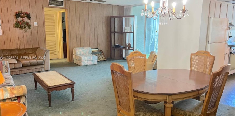 Condominio en Miami, Florida, 1 dormitorio  № 1990627