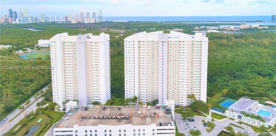 Condo à North Miami, Floride, 3 chambres  № 2085744