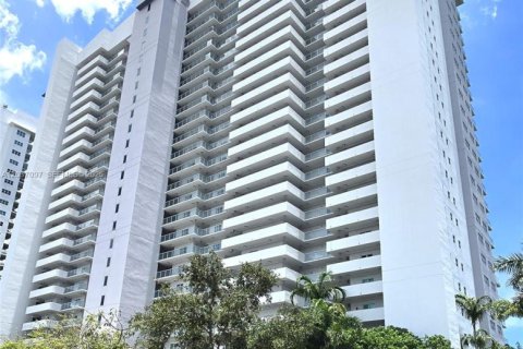 Copropriété à louer à North Miami, Floride: 3 chambres, 190.26 m2 № 2085744 - photo 3