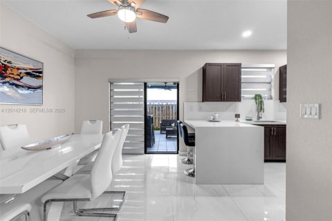 Townhouse in Miami, Florida 3 bedrooms, 133.87 sq.m. № 2076250 - photo 4