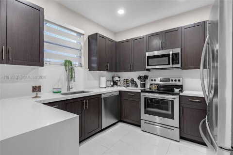 Townhouse in Miami, Florida 3 bedrooms, 133.87 sq.m. № 2076250 - photo 6