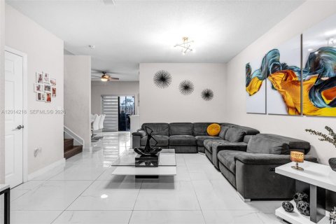 Townhouse in Miami, Florida 3 bedrooms, 133.87 sq.m. № 2076250 - photo 2