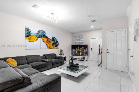 Townhouse in Miami, Florida 3 bedrooms, 133.87 sq.m. № 2076250 - photo 3