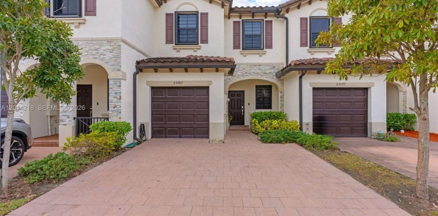 Townhouse in Miami, Florida 3 bedrooms, 133.87 sq.m. № 2076250