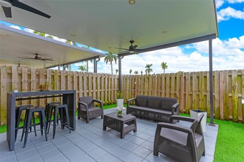 Townhouse in Miami, Florida 3 bedrooms, 133.87 sq.m. № 2076250 - photo 15