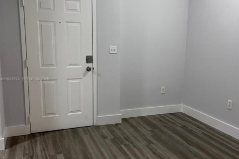 Condo in Cutler Bay, Florida, 2 bedrooms  № 1982642 - photo 11