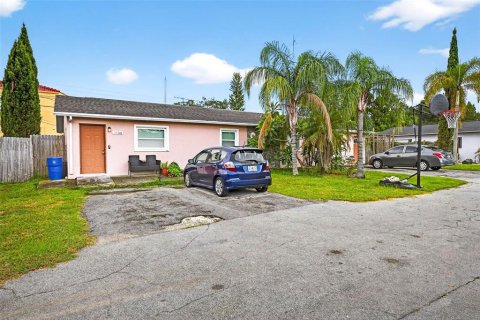 Immobilier commercial à vendre à New Port Richey, Floride: 4 chambres, 190.26 m2 № 1900296 - photo 1