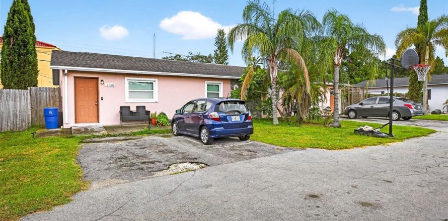 Immobilier commercial à New Port Richey, Floride 4 chambres, 190.26 m2 № 1900296