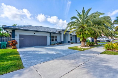 Villa ou maison à vendre à Miami, Floride: 4 chambres, 214.23 m2 № 1931926 - photo 3