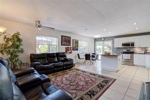 Villa ou maison à vendre à Miami, Floride: 4 chambres, 214.23 m2 № 1931926 - photo 13