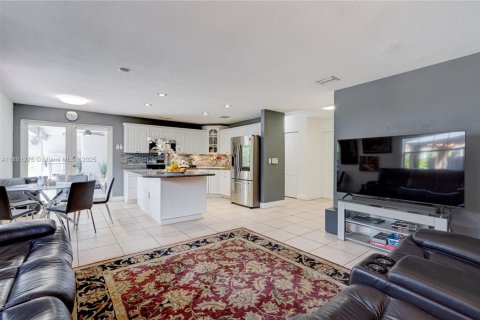 Villa ou maison à vendre à Miami, Floride: 4 chambres, 214.23 m2 № 1931926 - photo 12