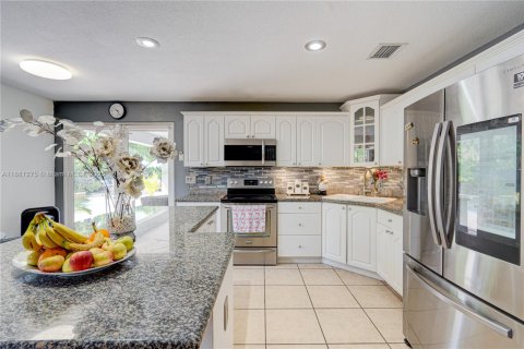 Villa ou maison à vendre à Miami, Floride: 4 chambres, 214.23 m2 № 1931926 - photo 14