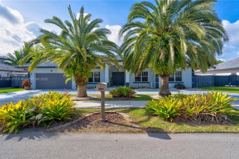 Villa ou maison à vendre à Miami, Floride: 4 chambres, 214.23 m2 № 1931926 - photo 1