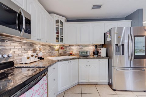 Villa ou maison à vendre à Miami, Floride: 4 chambres, 214.23 m2 № 1931926 - photo 15