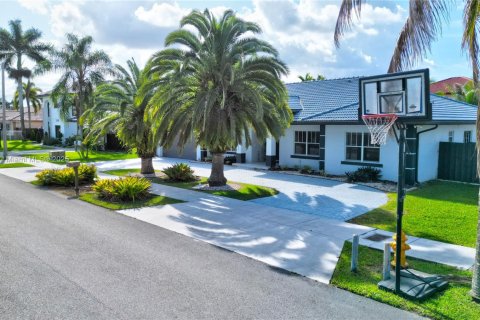 Villa ou maison à vendre à Miami, Floride: 4 chambres, 214.23 m2 № 1931926 - photo 4