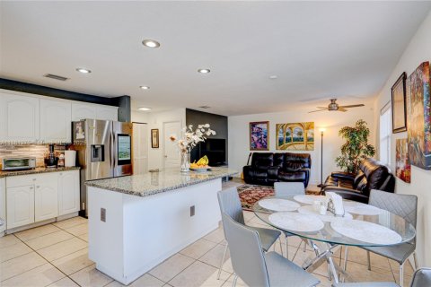 Villa ou maison à vendre à Miami, Floride: 4 chambres, 214.23 m2 № 1931926 - photo 16