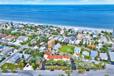 Touwnhouse à vendre à Indian Rocks Beach, Floride: 14 chambres, 796.64 m2 № 1846654 - photo 1
