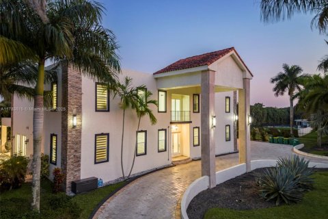 House in Plantation, Florida 9 bedrooms, 777.41 sq.m. № 1862490 - photo 23