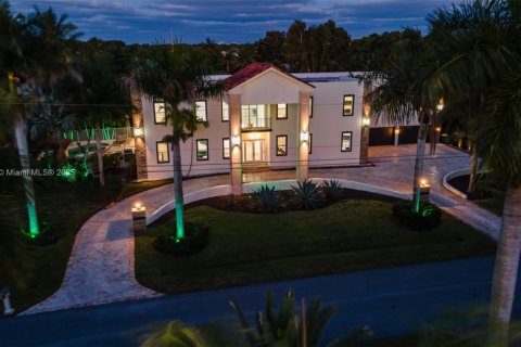 House in Plantation, Florida 9 bedrooms, 777.41 sq.m. № 1862490 - photo 12