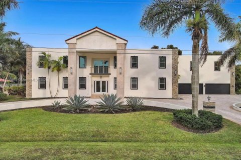 House in Plantation, Florida 9 bedrooms, 777.41 sq.m. № 1862490 - photo 1