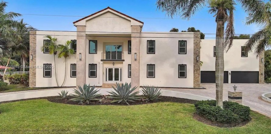 House in Plantation, Florida 9 bedrooms, 777.41 sq.m. № 1862490