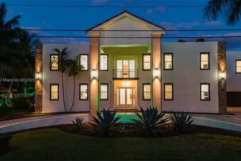 House in Plantation, Florida 9 bedrooms, 777.41 sq.m. № 1862490 - photo 11