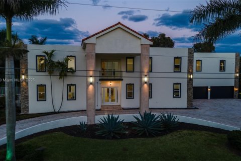 House in Plantation, Florida 9 bedrooms, 777.41 sq.m. № 1862490 - photo 15