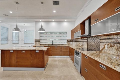 House in Plantation, Florida 9 bedrooms, 777.41 sq.m. № 1862490 - photo 9