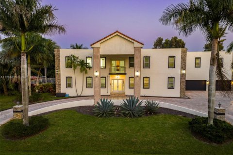 House in Plantation, Florida 9 bedrooms, 777.41 sq.m. № 1862490 - photo 2