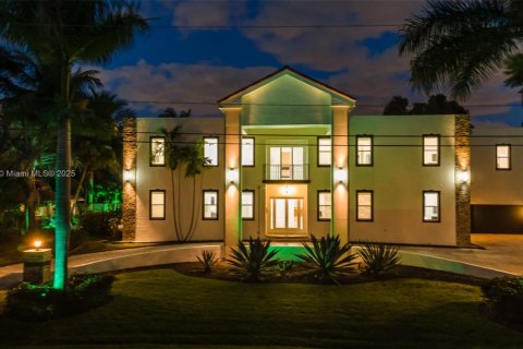 House in Plantation, Florida 9 bedrooms, 777.41 sq.m. № 1862490 - photo 4