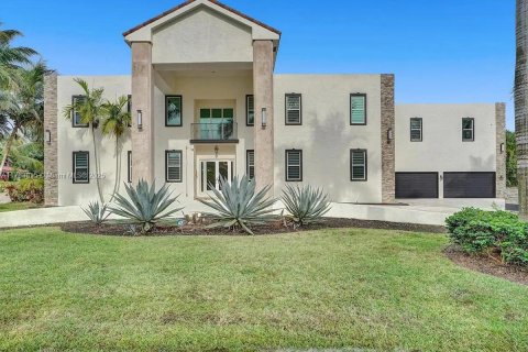 House in Plantation, Florida 9 bedrooms, 777.41 sq.m. № 1862490 - photo 7