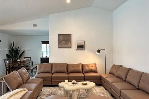 House in Miramar, Florida 3 bedrooms, 134.71 sq.m. № 2019739 - photo 16