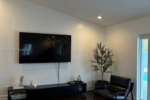 House in Miramar, Florida 3 bedrooms, 134.71 sq.m. № 2019739 - photo 3