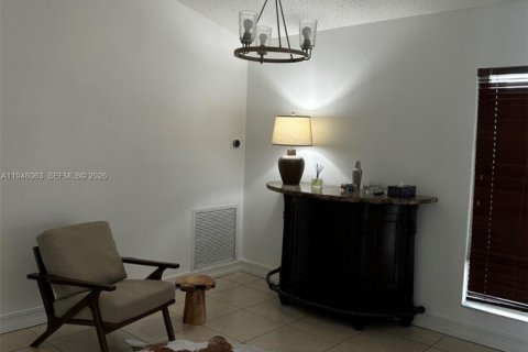 House in Miramar, Florida 3 bedrooms, 134.71 sq.m. № 2019739 - photo 13