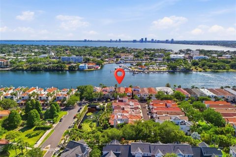 Villa ou maison à louer à Tampa, Floride: 6 chambres, 340.95 m2 № 2093629 - photo 2