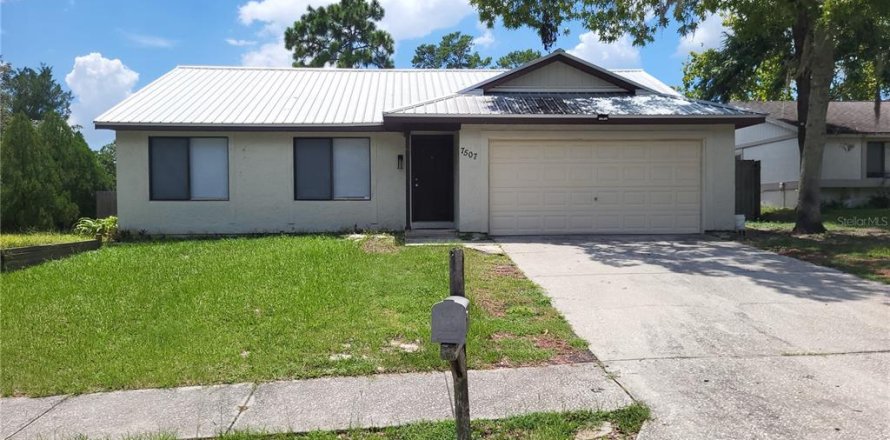 House in New Port Richey, Florida 3 bedrooms, 140.28 sq.m. № 1894757