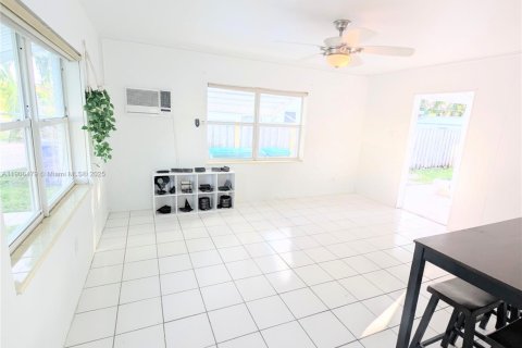 Casa en alquiler en Hollywood, Florida, 175.21 m2 № 1957185 - foto 4