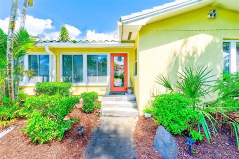 Casa en venta en Saint Petersburg, Florida, 4 dormitorios, 174.66 m2 № 1916612 - foto 1